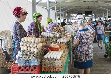 Tashkent, Uzbekistan - August 22, 2018: People At Chorsu Bazaar In Tashkent, Uzbekistan.
