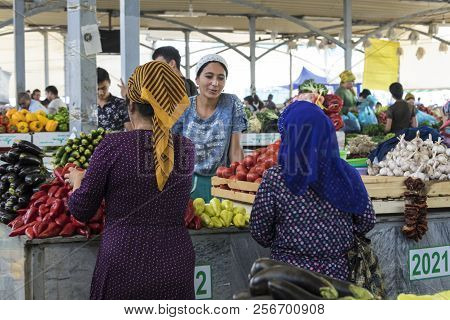 Tashkent, Uzbekistan - August 22, 2018: People At Chorsu Bazaar In Tashkent, Uzbekistan.