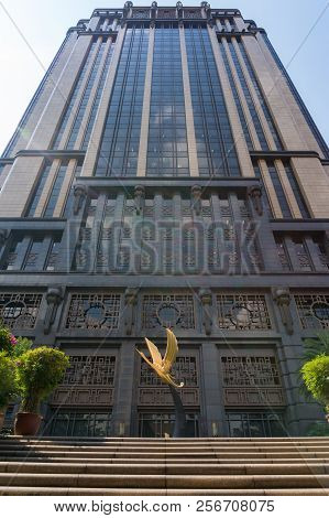 Singapore, Singapore - August 23, 2013: Parkview Square With Office Building And Statue Of Golden Bi