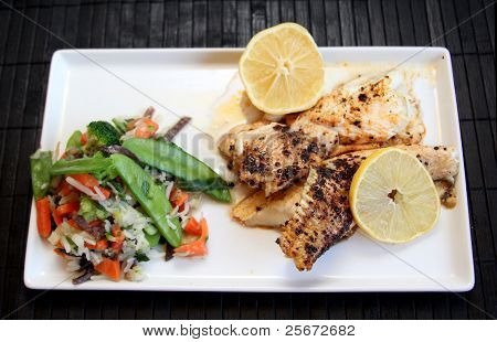 stegt fisk med grøntsager