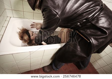 Woman Drowned And Murdered By Male Intruder In Lether Coat