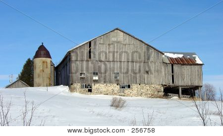 Gamla snöiga lada