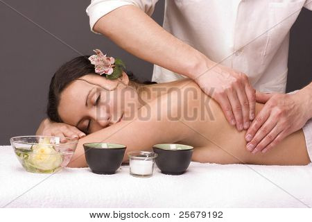  mladá žena pohodové v spa salonu