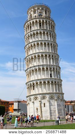 Pisa, Italy - 2015-06-29 The Leaning Tower Of Pisa In The Cathedral Square Piazza Del Duomo, An Arch