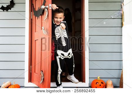 Little boy dressed up as a skelleton