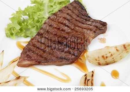肉料理: ステーキ骨なし分離料理 ov にグリーン レタス サラダ ロースト オニオンと