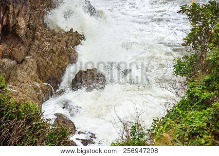 White Sea Waves Hit The Rocks Nateral Seascape
