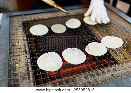 Grilled rice cracker