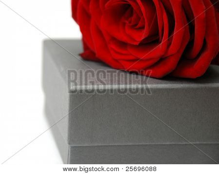 Подарочная коробка и красная роза