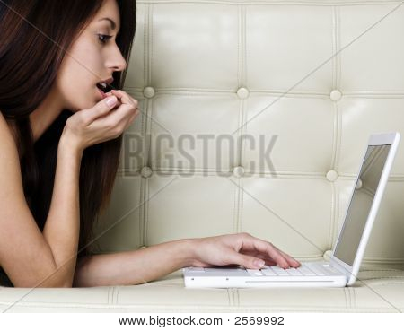 Atraktivní mladá žena pomocí Laptop