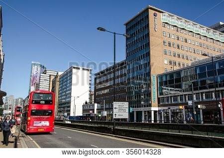 London, Uk - October 2, 2019:  Traffic And Pedestrians On The Busy Wellesley Road In Croydon, South 