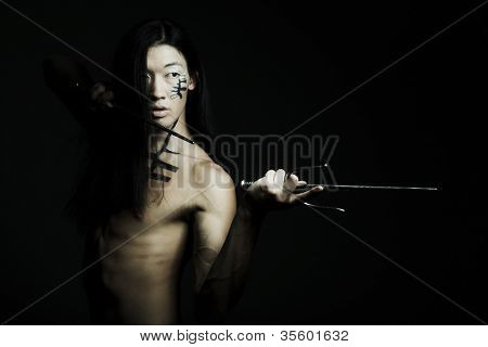 ragazzo asiatico con armi
