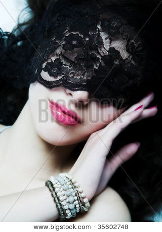 Mädchen mit Spitzen-Maske.