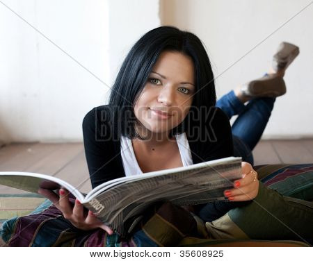 jeune femme est la lecture de la revue
