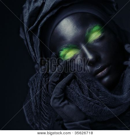 kunst foto van een mooie vrouw met zwart gezicht
