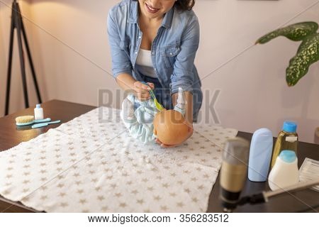 Midwife Making Tutorial About Newborn Baby Colics And The Use Of Baby Colic Drops As Part Of Online 