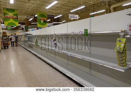 Orlando, Fl/usa-3/14//20: Empty Paper Towel And Toilet Paper Display Shelves At A Publix Grocery Sto