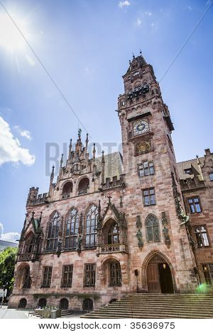 ein Bild von einem Rathaus in Saarbrücken