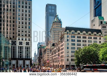 New York, Nyc / Usa - July 12 2014: View Of The Junction Of Fifth Avenue And 58th Street, In Midtown
