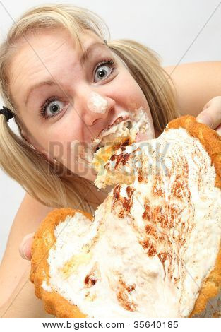 A menina gulosa come torta doce. Conceito de estilo de vida saudável (bulimia).