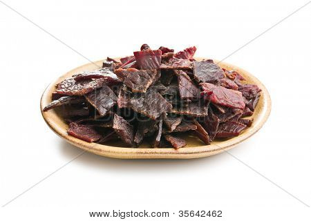 Beef jerky su sfondo bianco