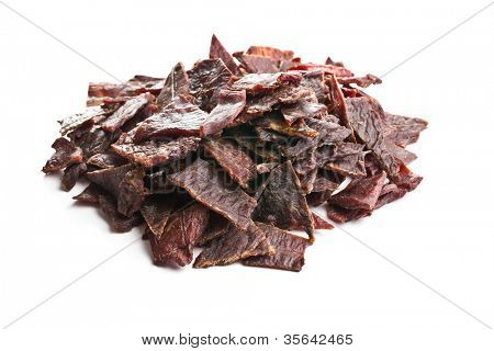 Beef jerky su sfondo bianco