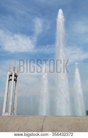 Quezon City, Ph-oct 4: Quezon Memorial Circle Shrine And Fountain On October 4, 2015 In Quezon City,