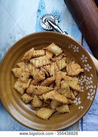 Namakpara (khurma, Nimki, Mathri) Which Are  Crispy, Crunchy And Savory Strips In A Bowl.