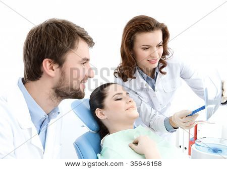 Patienten undersöks grundligt x ray foto av tänderna. Hon är glad att allt är ok