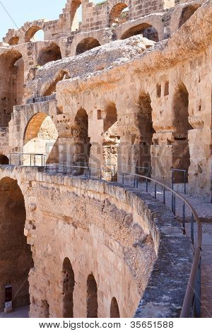 Zbourány staré stěny a oblouky ruin v tuniské amfiteátr v El Djem, Tunisko