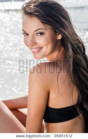 Mooi meisje op zee glimlachen