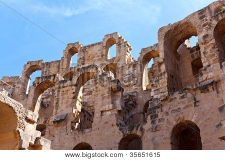 Zbourány staré stěny a oblouky ruin v tuniské amfiteátr v El Djem, Tunisko