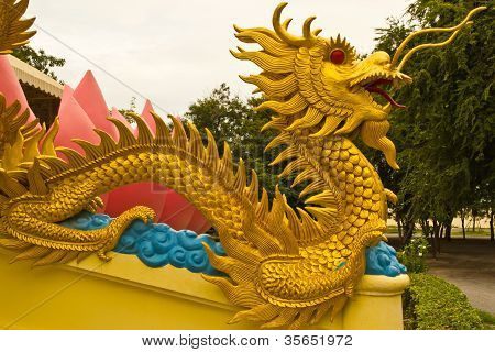 Kultainen Gragon patsas valkoisella taustalla