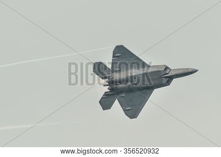 Usaf Lockheed Martin F-22 Raptor Flying For Display
