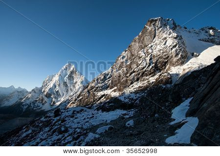 Cho La Pass tepeler Himalaya Dağları'nda şafak vakti