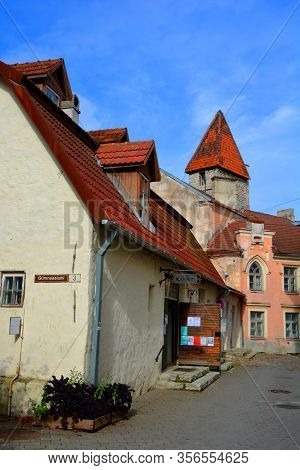 Tallinn, Estonia -september 18, 2015: The Wall Connecting Nunna, Sauna And Kuldjala Towers To Imagin