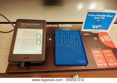 Seattle, Wa/usa-9/15/19: An Amazon Kindle Paperwhite Device On Sale At An Amazon Book Store.