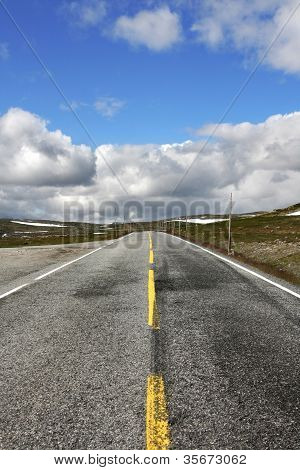ถนนผ่านที่ราบสูง Hardangervidda ประเทศนอร์เวย์