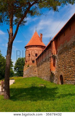 Castillo en el lago Galve en Trakai, Lituania