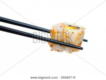 Sushi con le bacchette, isolamento su bianco