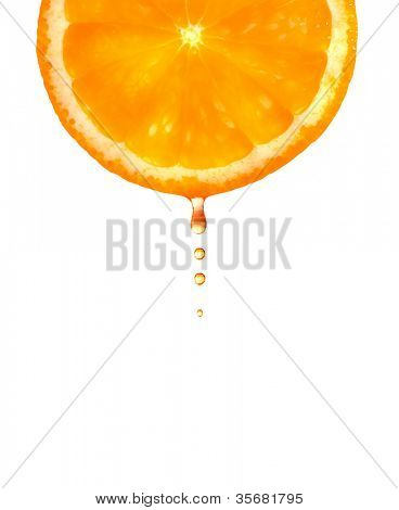 Laranja com uma gota. Isolamento em branco