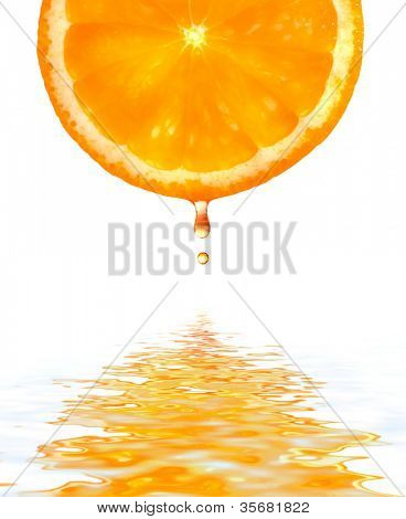 Laranja com uma gota. Isolamento em branco