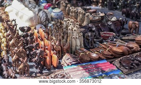 Africa Meerkat And Cheetah Wood Craft Handicraft Souvenir Of South Africa Sell In City Bazaar