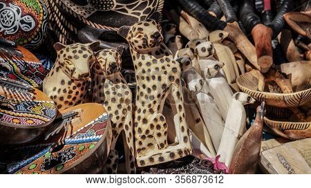 Africa Meerkat And Cheetah Wood Craft Handicraft Souvenir Of South Africa Sell In City Bazaar