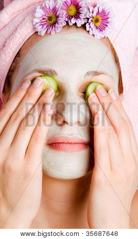 Maske ile güzel kadın