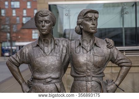 Sheffield, Uk - March 21 2020: Women Of Steel Statue At Barkers Pool In Sheffield.  This Bronze Scul