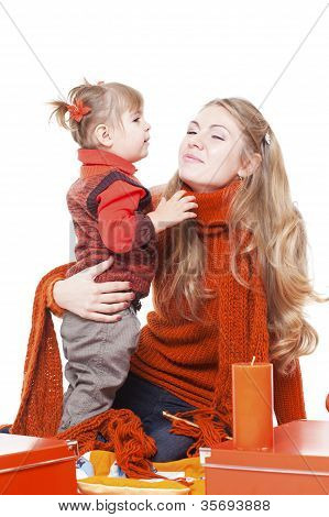 Mutter und Tochter in helle orange Kleidung