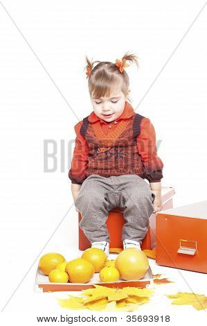 kleines MÃ¤dchen in ein orange-Weste