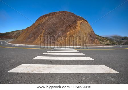 Vejen kurver omkring en sten Hill