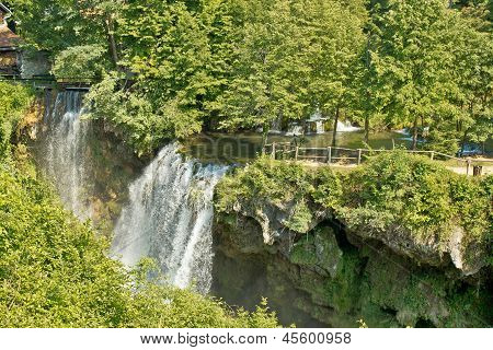 Cascate nel verde della natura del fiume Korana